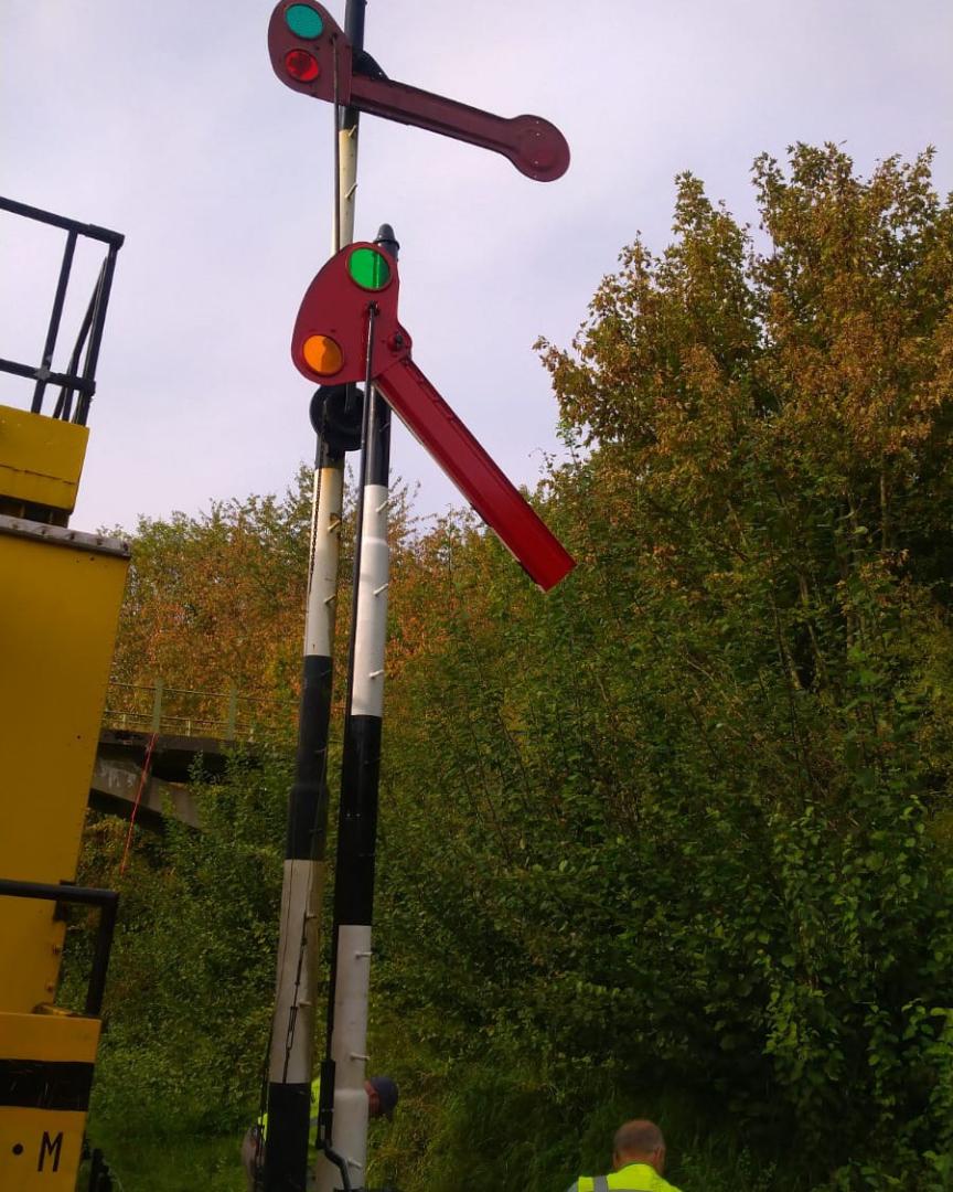 Joost Notenboom on Train Siding: Placing two signalpoles and switching out two old signalarms for new painted one's in Wijlre. Too bad we where out of time
to complete...