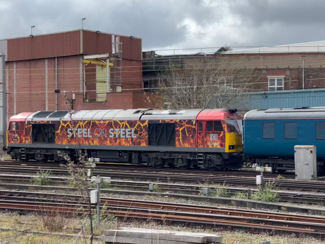 Jonathan Higginson on Train Siding: Bristol to Merseyside tour passes Warrington just now top and tailed by 60076 'Dunbar' and 60062 'Sonia'
with a consist of ex BR Mk2s.