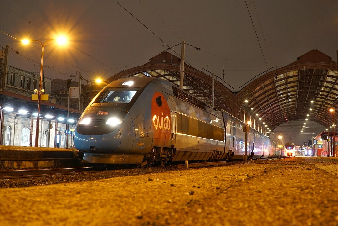 Trainspottingbwegt on Train Siding: Der TGV OUIGO ist die Billigvariante zum TGV InOui und TGV Lyria. In Straßburg steht gerade einer und fährt nur
eine halbe Stunde...