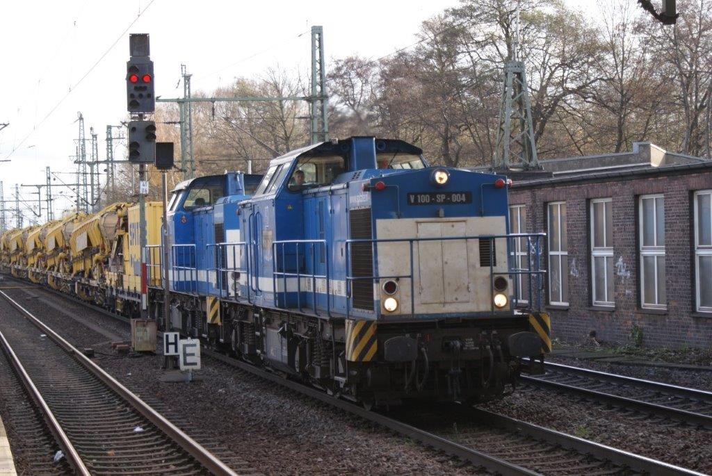 heingold1969 on Train Siding: Spitzke loc's V100 SP 004 en V100 SP 009 komen met een werktrein door het station Hamburg Harburg