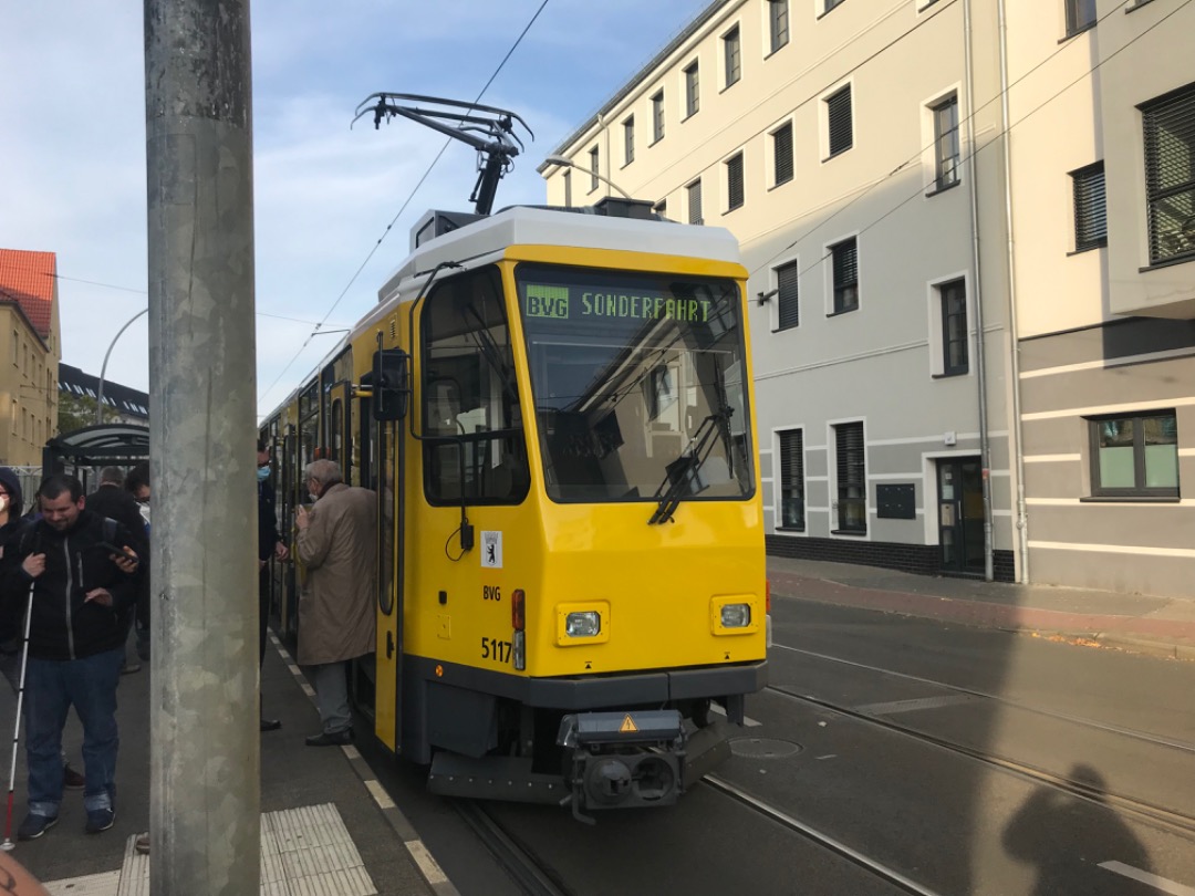 Ben on Train Siding: 🇩🇪Heute war Bzw. ist Tatra Abschied in Berlin, dazu wird noch die NBS Adlershof II eröffnet, dies wurde gegen 14:00 mit der
ersten Fahrr...