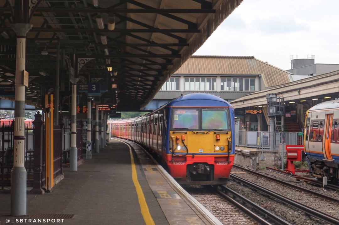Sam B 🚝🏳️‍🌈 on Train Siding: A 10 car SWR Class 455/456 set seen at Clapham Junction on a London Waterloo to London Waterloo (via Strawberry
Hill) service.