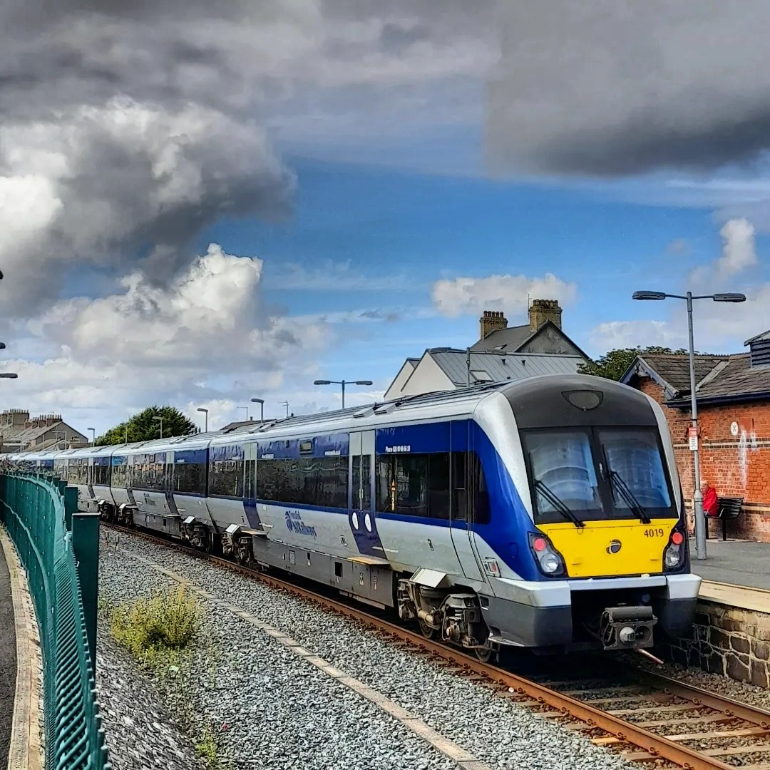 Joel on Train Siding: NI Railways 4000 Class DMU 4019 at Castlerock on the 13:10 from Great Victoria Street to Londonderry (August 2022)