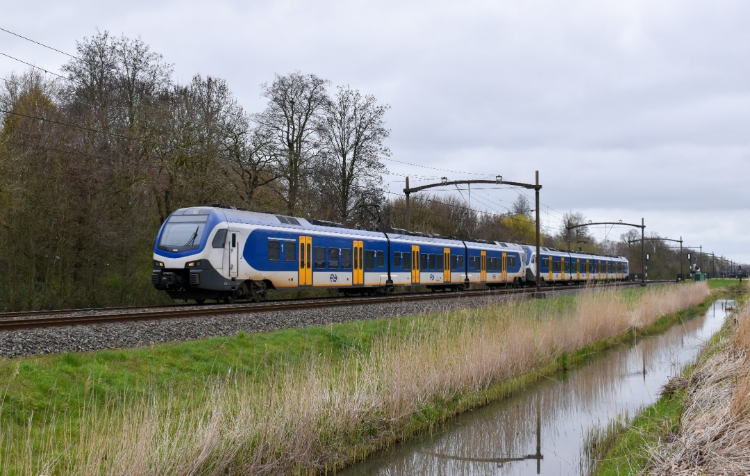 NL Rail on Train Siding: NS Flirts 2230 en 2515 komen langs de Zuidendijk in Dordrecht onderweg als sprinter via Breda naar Nijmegen.