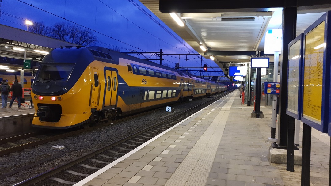 Arthur de Vries on Train Siding: My connecting train in Dordrecht is this Qbuzz Rnet GTW. On the other platform an NS VIRMm.