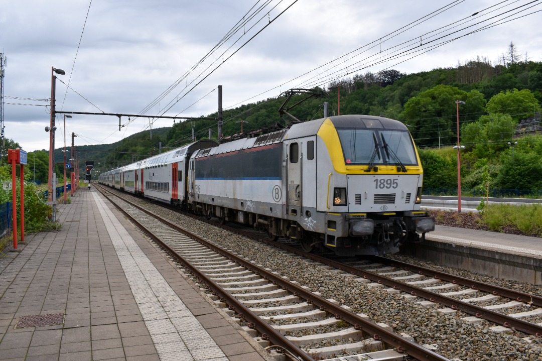 NL Rail on Train Siding: Een stam M6 rijtuigen van de NMBS omkaderd door HLE 1895 en HLE 1812 komen aan in station Pepinster als IC trein naar Luik, Leuven,
Brussel,...