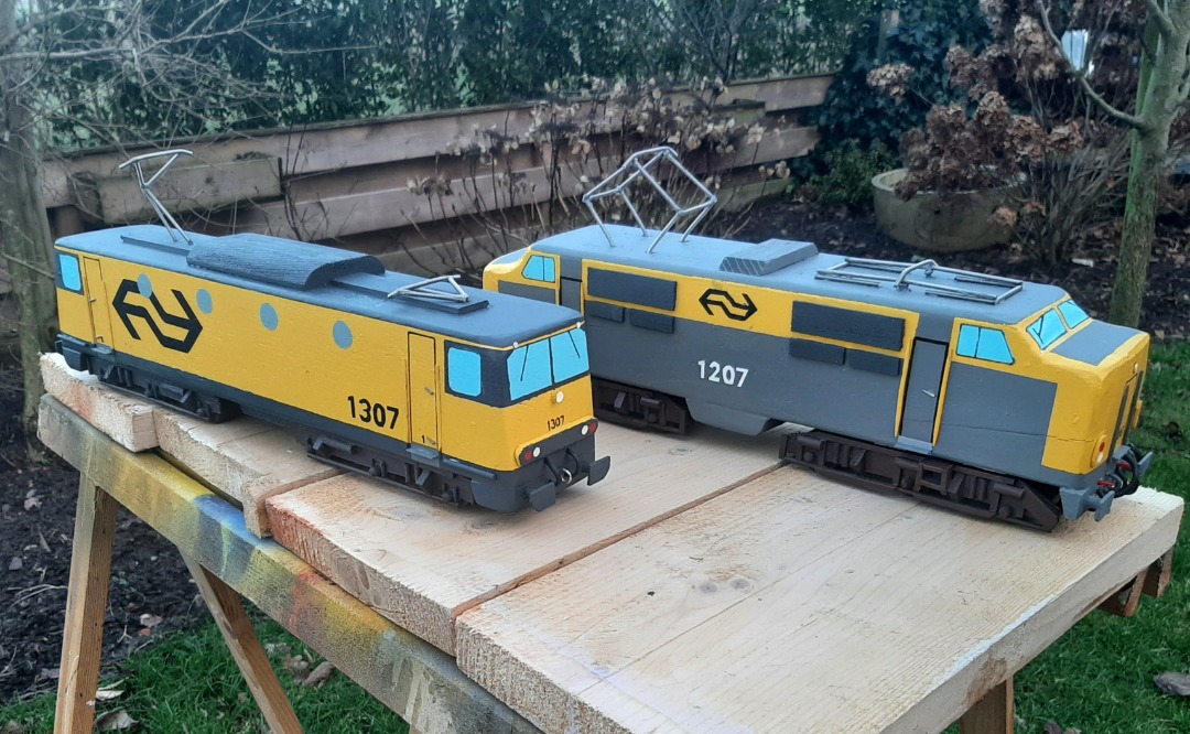 RRail on Train Siding: And another refurbished project finished. The Class 1300 has had a new paintjob, nosejob and detailling. As always made out of some old
wood.