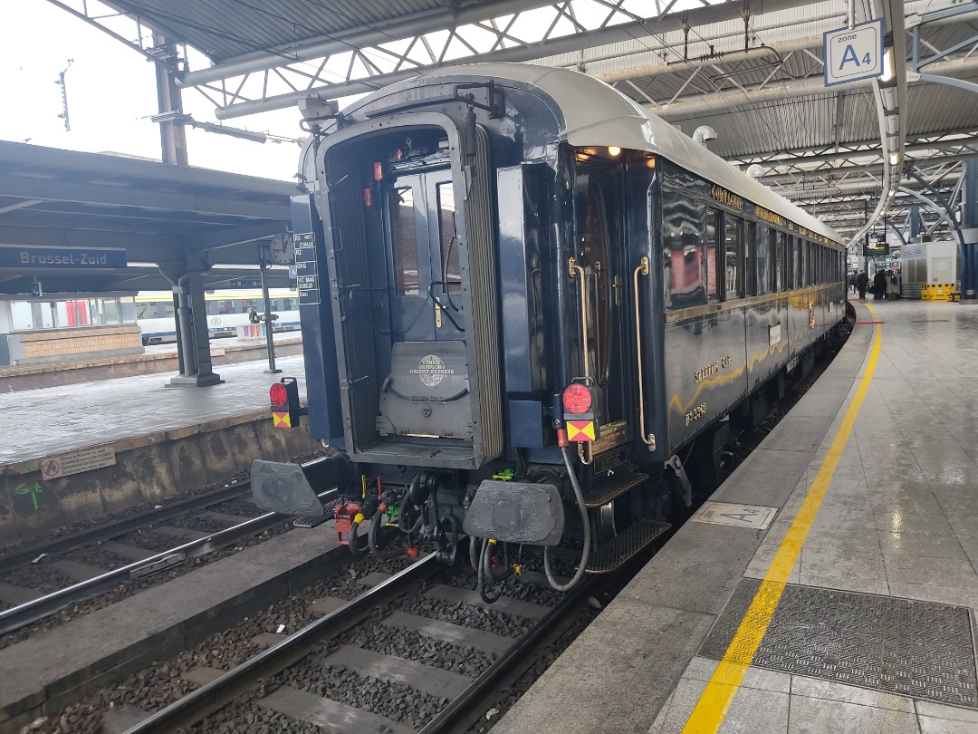 Edgar L.A. on Train Siding: The Orient Express passed in Belgium today. The pictures are taken in Brussel-Zuid. 14 passenger cars, the personal looked amazing!