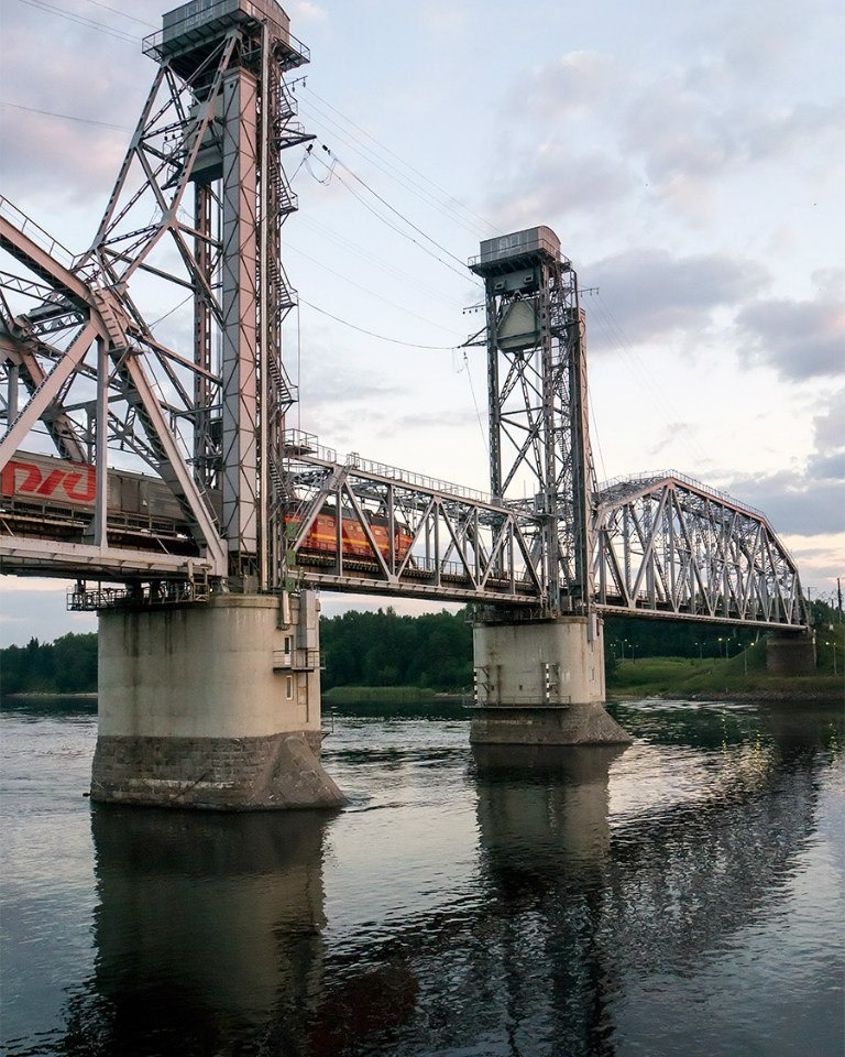 myaroslav on Train Siding: Kuzminski draw bridge is the lowest crossing the Neva river, but its 15 m height clearance allows river boats to pass through its
side spans...