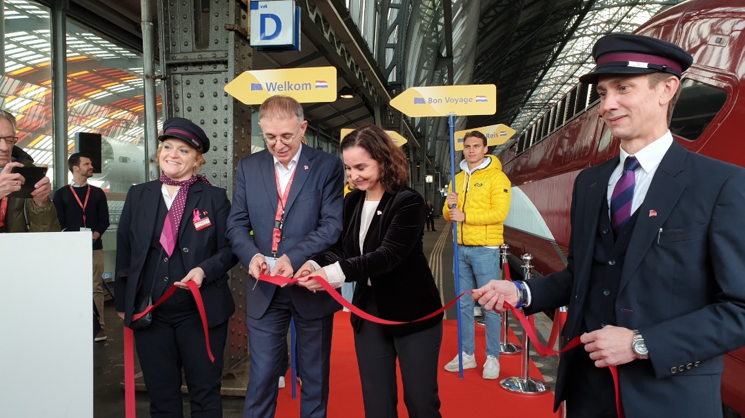 Ariën Claij on Train Siding: Afgelopen dinsdag heb ik heerlijk gereisd met de vernieuwde Thalys 'Ruby' tussen Amsterdam en Brussel. Later vandaag
volgt er nog een...