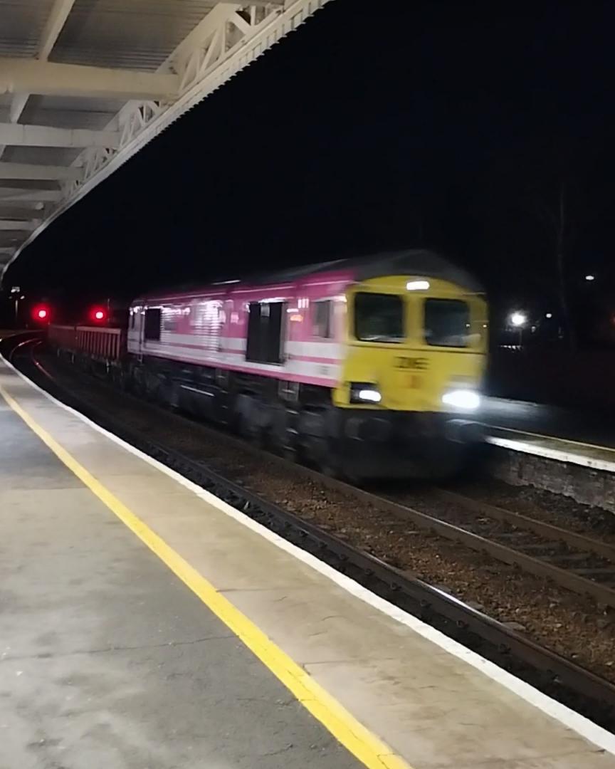 TrainGuy2008 🏴󠁧󠁢󠁷󠁬󠁳󠁿 on Train Siding: May or may have not just stayed up untill 1am, to see this. 66587, on a Freighliner engineers train!
No...