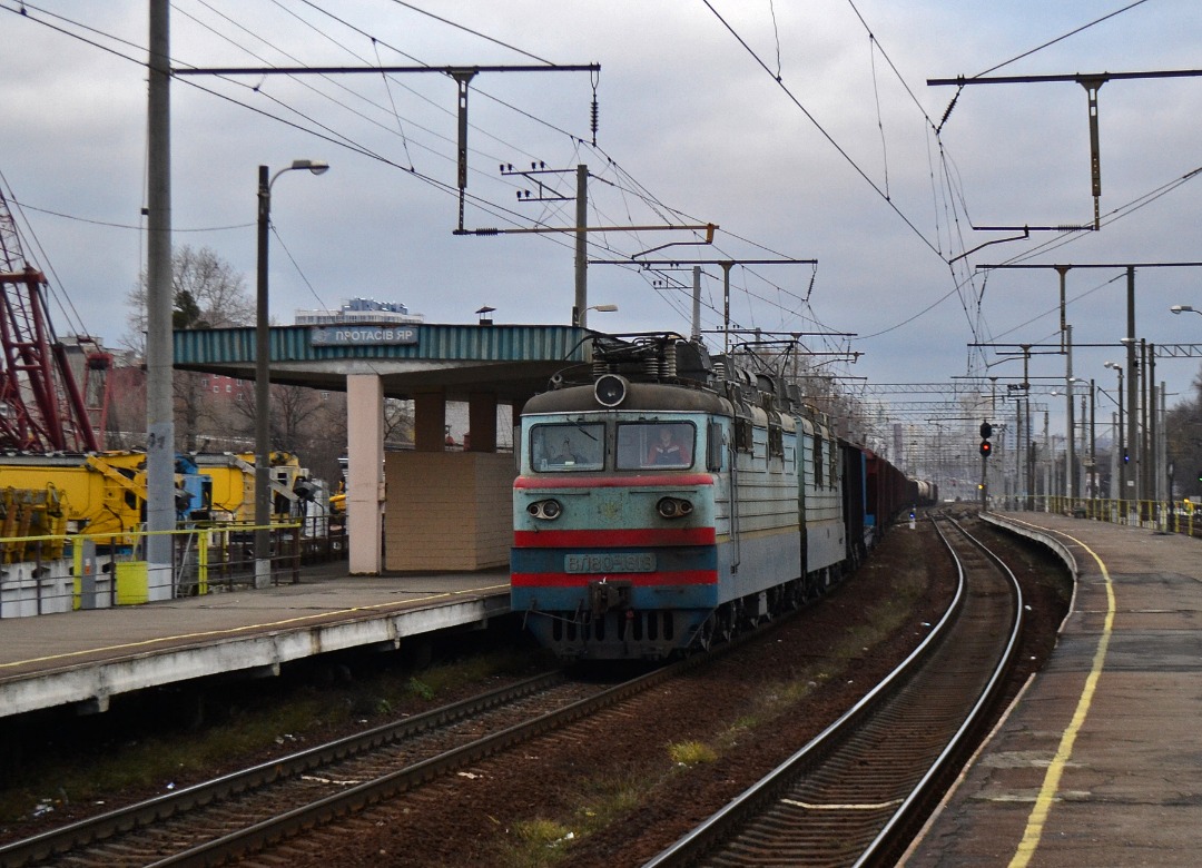 Yurko Slyusar on Train Siding: Electric locomotive VL80T-1818 goes through the Protasiv Yar platform (Kyiv-Tovarnyi station). 23.11.2015