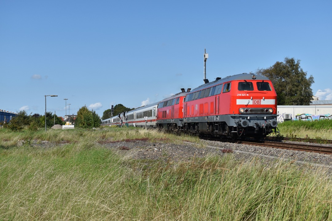 Mattias Zijlstra on Train Siding: DB Fernverkehr 218 321 en 218 397 komen met IC rijtuigen door Meldorf als IC 2215 van Westerland(Sylt) naar Düsseldorf
Hbf. Sinds...