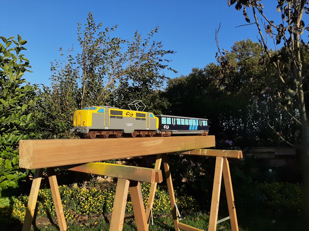 RRail on Train Siding: Another train made out of scrapwood. There's only one carriage on the photo but there are two. Old garden pole, broom stick, some
left over bits...