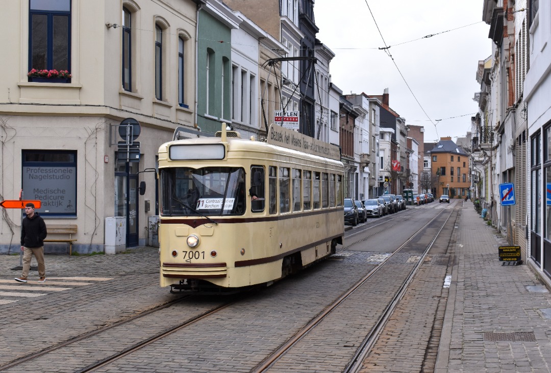 NL Rail on Train Siding: Op de laatste dag dat lijn 11 reed en de niet gekoppelde PCC trams reden. Besloot ik naar Antwerpen te gaan om nog wat foto's te
maken langs...