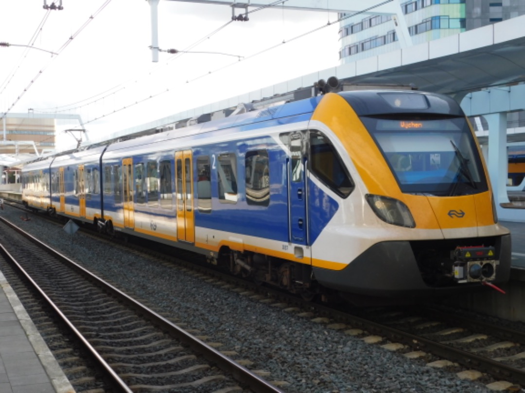 Arn Hagen on Train Siding: NS SNG treinstel 3037 staat klaar op Arnhem Centraal als Sprinter 7642 van Zutphen naar Wijchen.