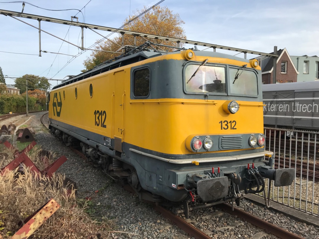 dannychops on Train Siding: #nederlandsespoorwegen #ns #electriclocomotive #1300 #1312 #zoetermeer #alsthom #dutchrailwaymuseum #maliebaanstation #utrecht