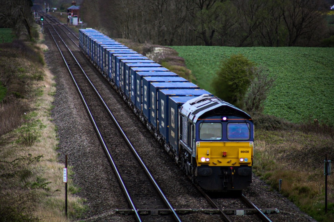 Hayden on Train Siding: 66430 passing Abbotswood with a nice 4 tone with the Tesco Express service from Wentloog to Daventry