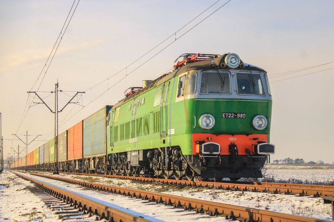 mateu1333 on Train Siding: ET22-980 in historic colours of PKP, standing in Pierzyska with intermodal train from Kąty Wrocławskie to Gdynia Port.