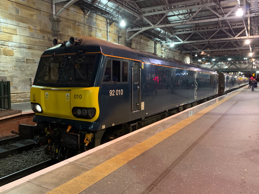 Mista Matthews on Train Siding: Homeward bound, this time travelling down the WCML on the Caledonian Sleeper. 92020 "Billy Stirling" arrives with the
Edinburgh portion...