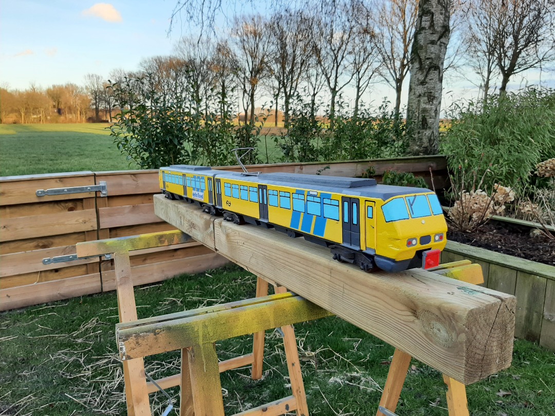 RRail on Train Siding: Another scrap wood project is finished. An NS SGM 2 trainset. Again made out of some old wood, bamboo skewers, screws and broom stick.
Now...