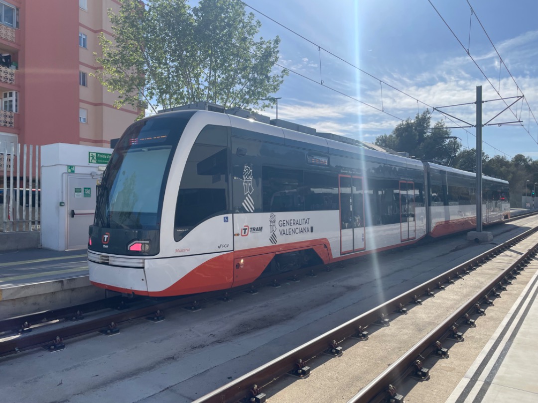 Andrea Worringer on Train Siding: I've just got back from my first ever trip to Spain, so I thought I'd share with you the trams that go from Alicante
to Benidorm.