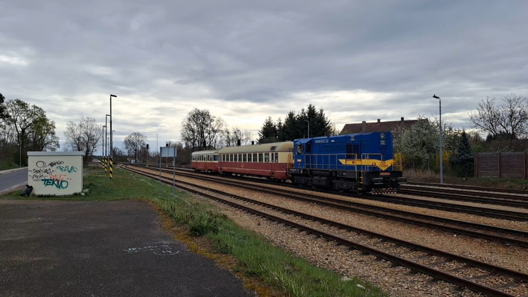 Worldoftrains on Train Siding: Historic train called "rakovnický rychlík" pases station near prague with 2 old wagons and locomotive
t477