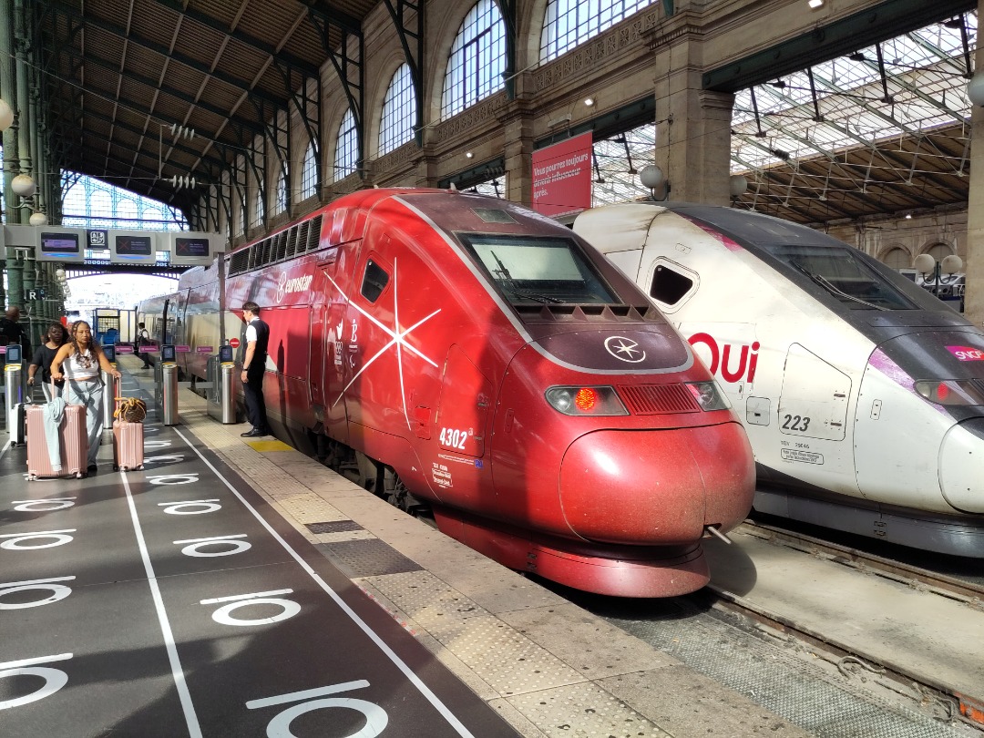 Arthur de Vries on Train Siding: Yesterday at Paris Gare du Nord, I saw two trains with the new Eurostar logo: one (former) Thalys PBKA and one Eurostar e320.