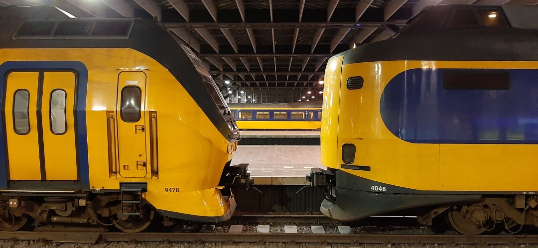 Alexander Veen on Train Siding: 2 Iconen van NS, heerlijke nachtnet treinen, ( ik kwam binnen met de VIRMm en neem straks de ICMm. ) #Rotterdam.