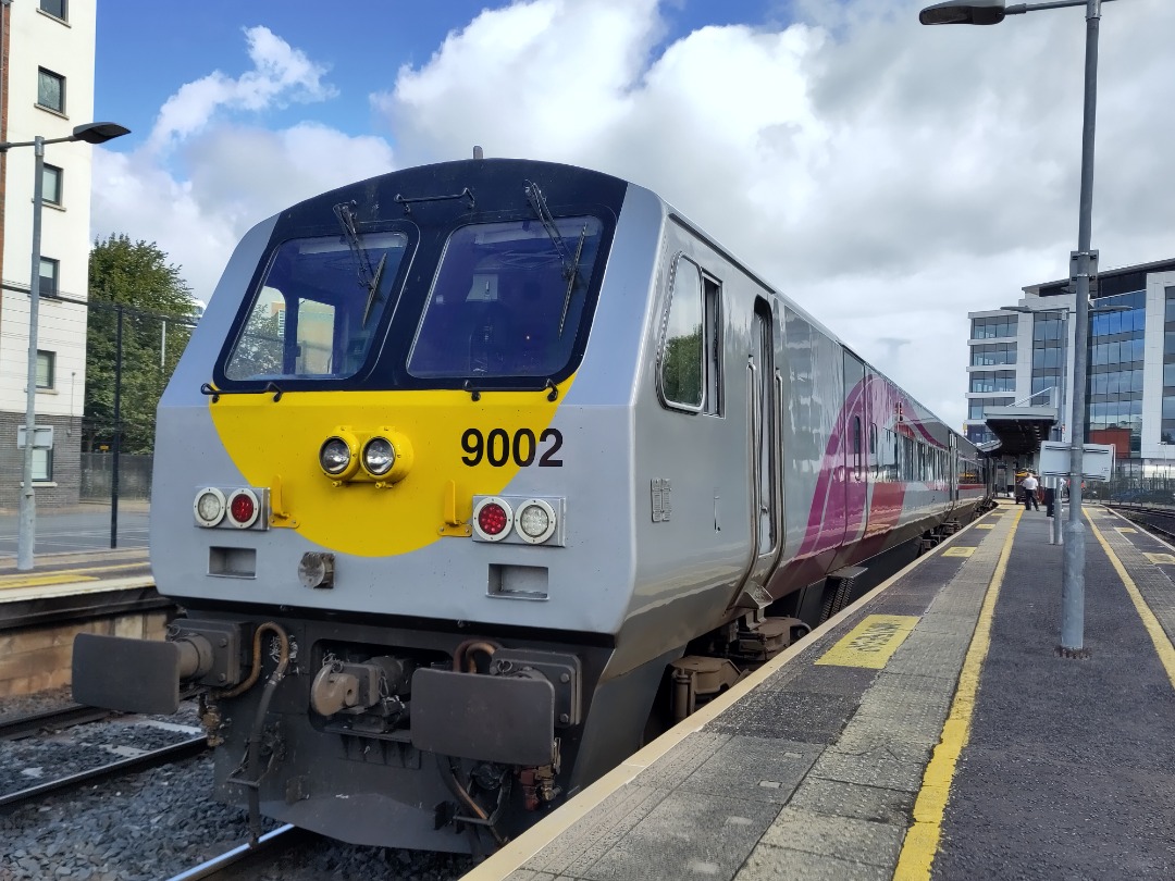 Arthur de Vries on Train Siding: Boarding the 11:05 am Enterprise at Belfast Lanyon Place. This train will take me to Drogheda. From Drogheda to Dublin is a
rail...