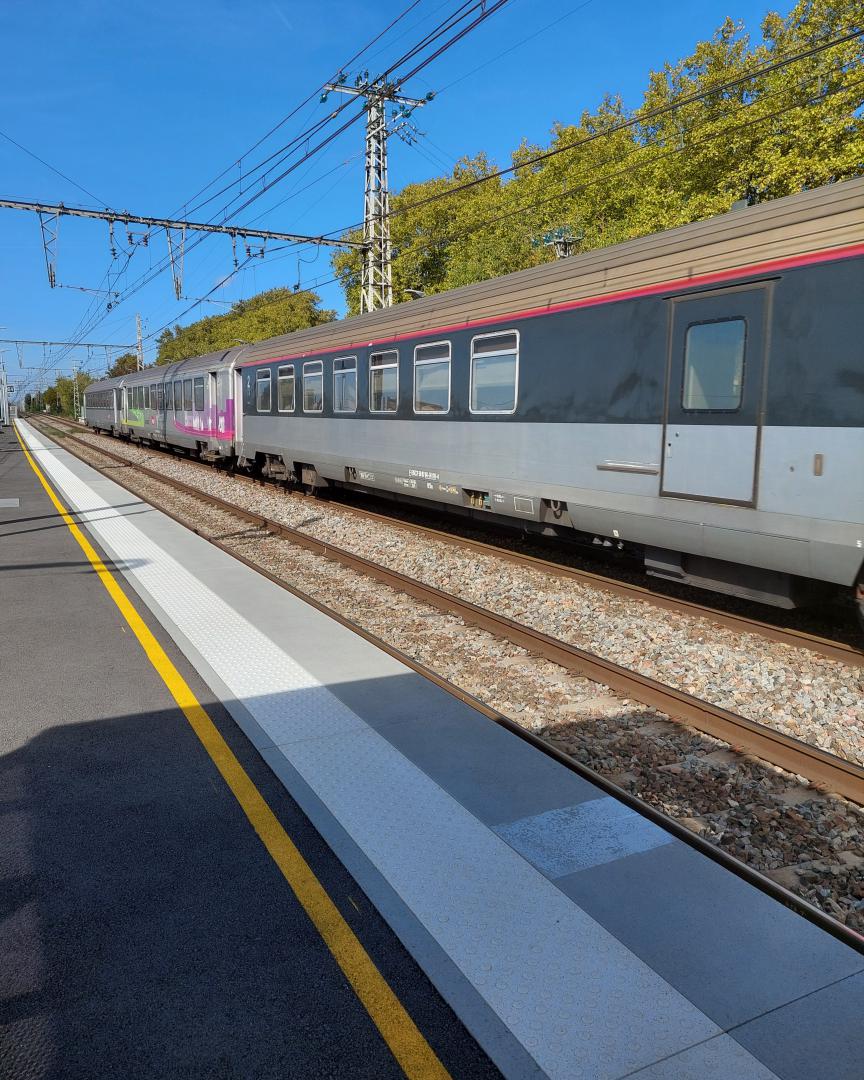 PixelBot_spotting on Train Siding: Voiture de service Corail (Carmillon) + Voiture Corail Intercités non rénovée. N'est-ce pas
magnifique ?