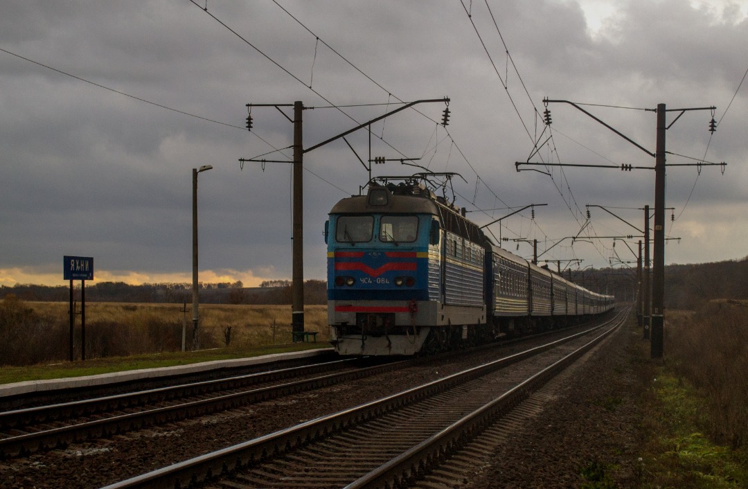 Yurko Slyusar on Train Siding: Electric locomotive ChS4-064 with a passenger train №83/84 "Azov" #Mariupol - #Kyiv at the Tahancha - Myronivka
stretch. 4.11.2016