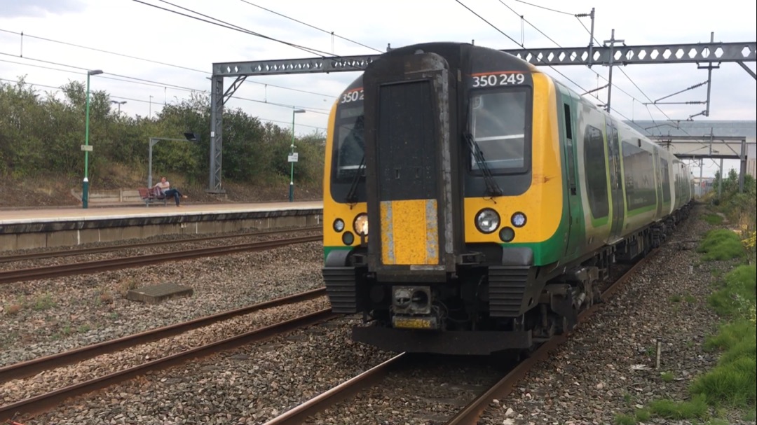 George on Train Siding: A few pictures from Lichfield Trent Valley yesterday - All of this in just an hour! You can also see that 66502 has recently been
repainted...