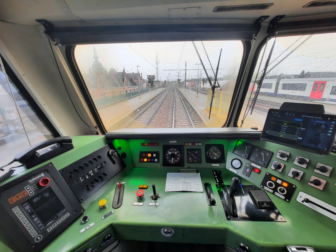 Driver Kortrijk on Train Siding: Build in the beginning of the 1980's this AM80 'break' is one of more common type of train used in belgium. This
one has not veen...