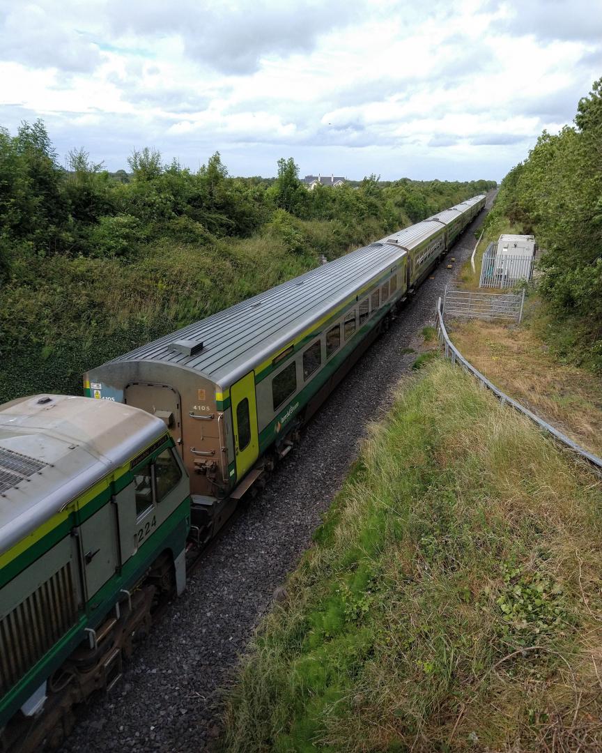 kennystu on Train Siding: Irish Rail 201 class loco 224, "Abhainn na Féile (River Feale)" #train #lineside #diesel #irishrail
