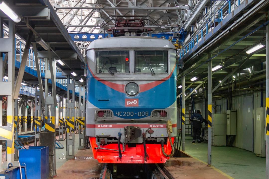 Vladislav on Train Siding: the electric locomotive CHS200-009 "hid" in the workshop of the locomotive depot St. Petersburg-Passenger-Moscow