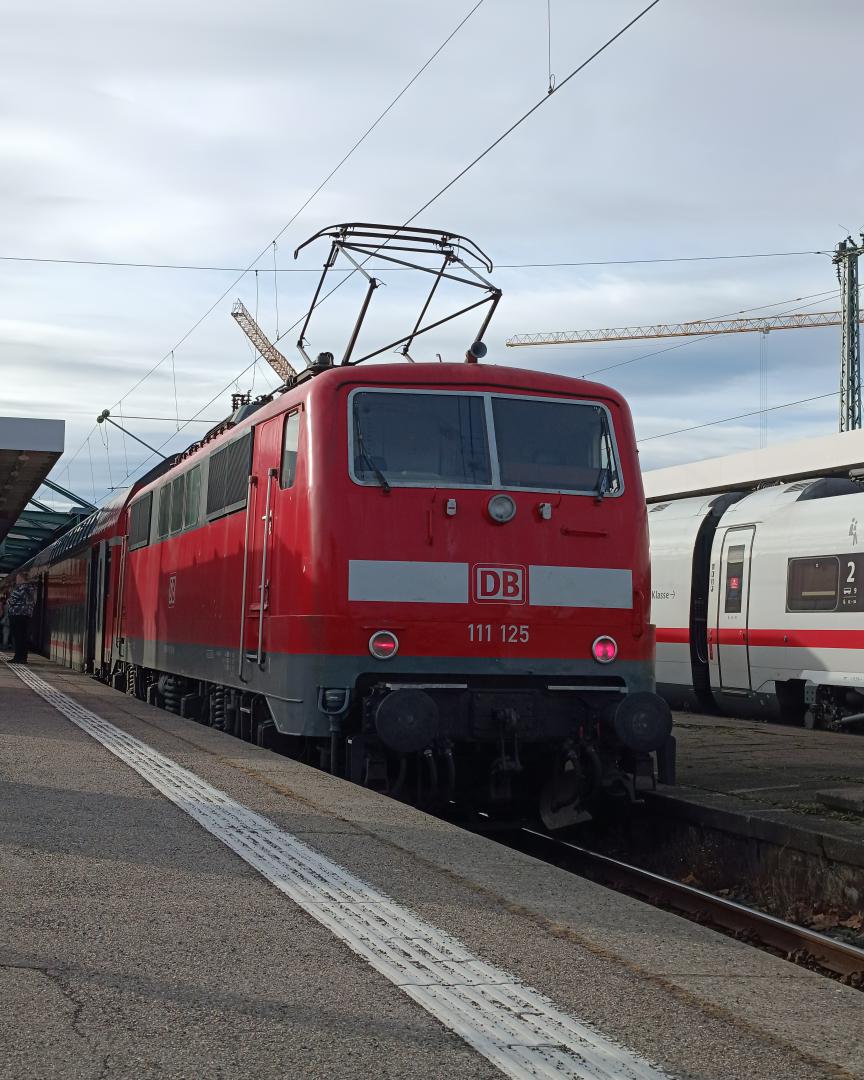 suedbahnspotting on Train Siding: 111 125 pushing the DoSto consist on the RE5 Friedrichshafen (Stadt) <> Stuttgart Hauptbahnhof, seen here in Stuttgart
Hauptbahnhof.