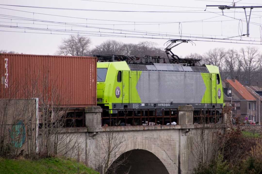 Yves BE-trains on Train Siding: A few different operators with the same type of locomotive (BR-186) on line 27a near Antwerp (Belgium).