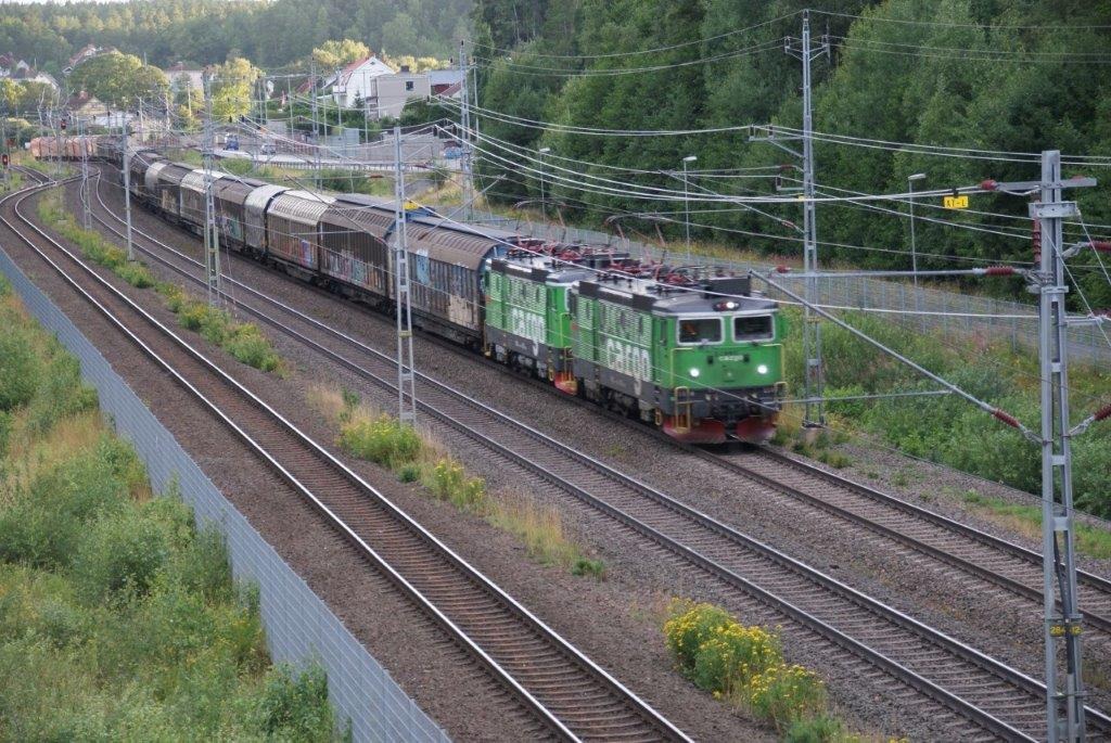 heingold1969 on Train Siding: Net terug van vakantie uit Zweden. Twee green cargo locs passeren het plaatsje Sommen met een lange goederentrein