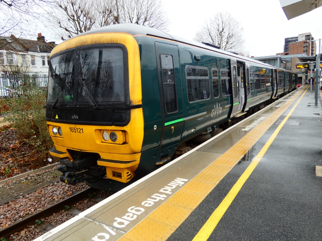 Jacobs Train Videos on Train Siding: #165121 is seen at West Ealing terminating with a Great Western Railway service from Greenford