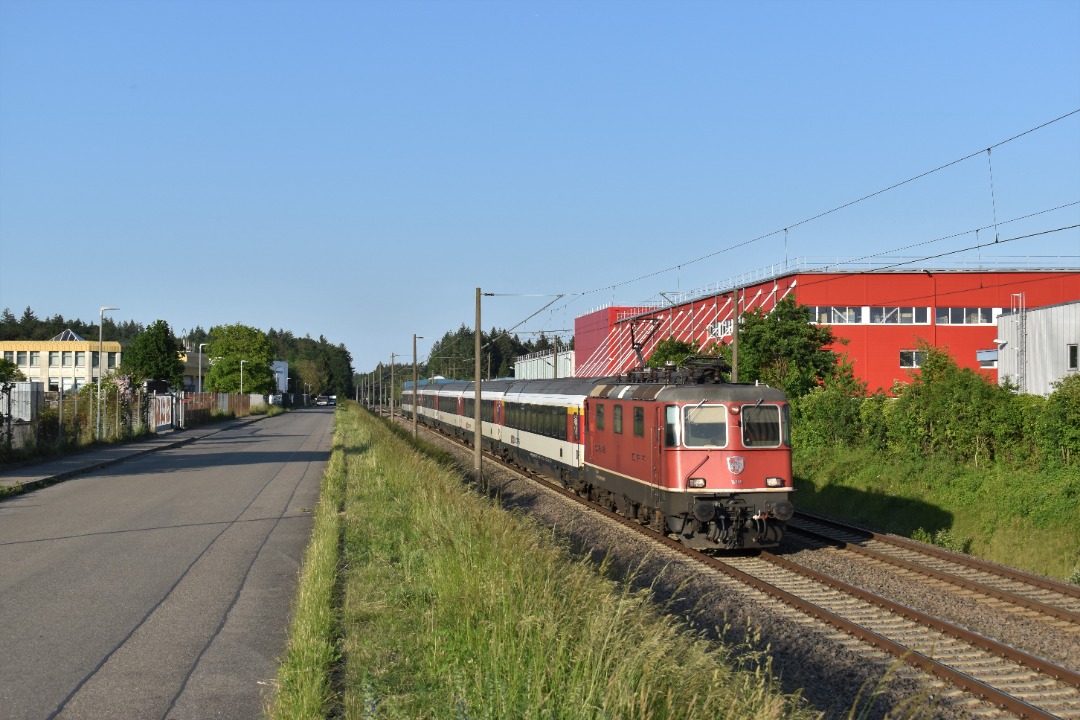 Mattias Zijlstra on Train Siding: SBB 420 300 komt met rijtuigen door Gottmadingen als IC 381 van Singen(Hohentwiel) naar Zürich HB.