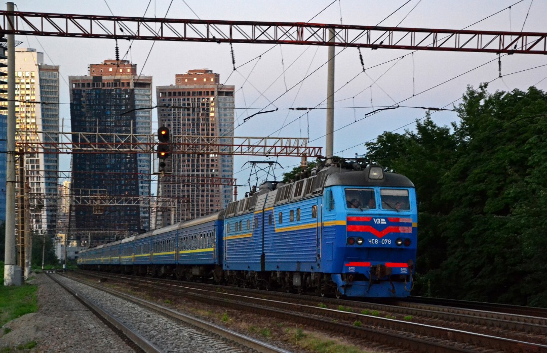 Yurko Slyusar on Train Siding: Electric locomotive ChS8-078 with a passenger train №097К Kyiv - Kovel at the Kyiv-Pasazhyrsky - Kyiv-Volynsky span. Kyiv,
Ukraine....
