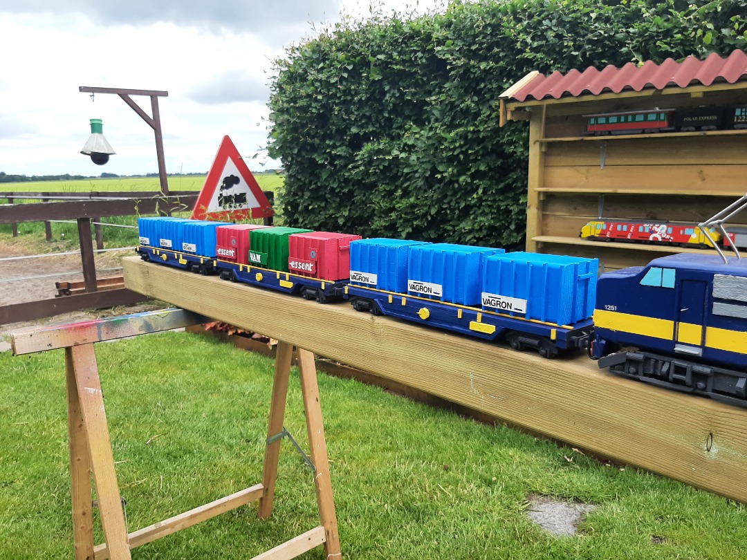 RRail on Train Siding: Nadat begin april de ACTS 1251 gereed kwam stond ze er enigszins eenzaam bij tussen alle andere houten modelletjes. Gelukkig lagen er
tussen de...