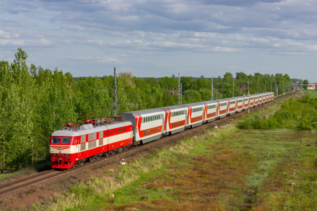 CHS200-011 on Train Siding: The electric locomotive ChS6-029 travels with double-decker train No. 176 on the Moscow - St. Petersburg route along the Sablino -
Kolpino...