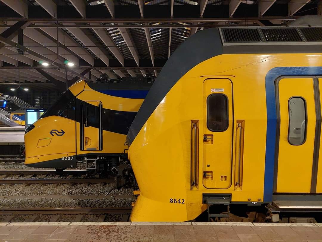 Alexander Veen on Train Siding: Mooi hoor allemaal, treinen met mooie strakke donkere kleuren, toch wel mij favoriete foto's