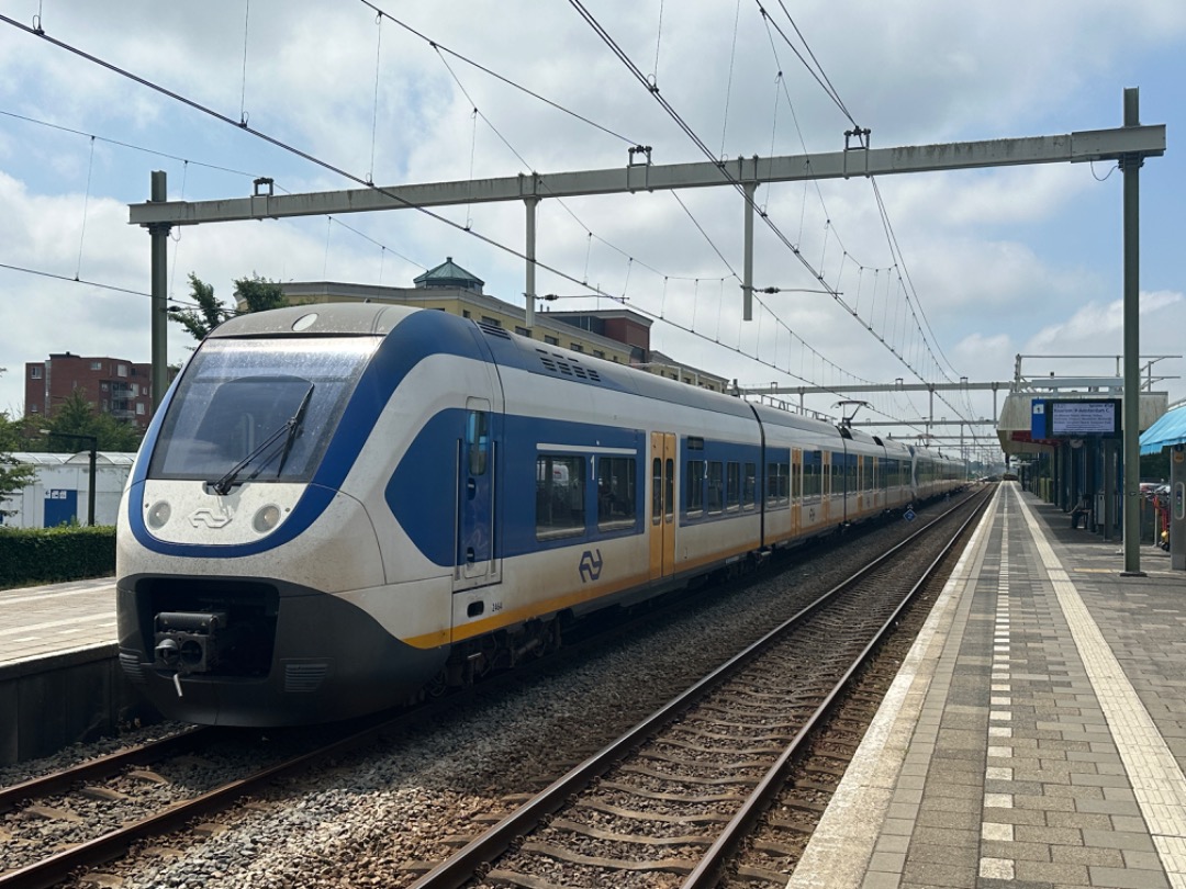 Arn Hagen on Train Siding: De SLT 2464 van de NS is onderweg als Sprinter 4845 van Amsterdam Centraal naar Hoorn, gespot op station Heerhugowaard, 21-06-2023.