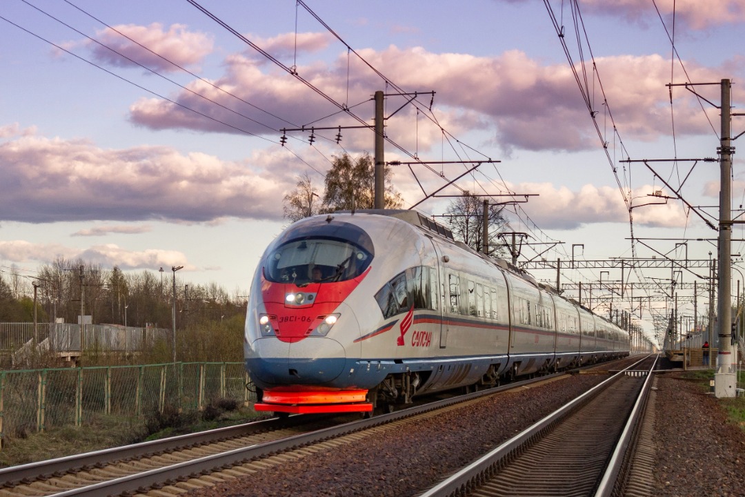 Vladislav on Train Siding: the high-speed electric train EVS1-06 "Sapsan" rushes into the sunset along the Sablino - Kolpino stretch, carrying a
six-minute delay. the...