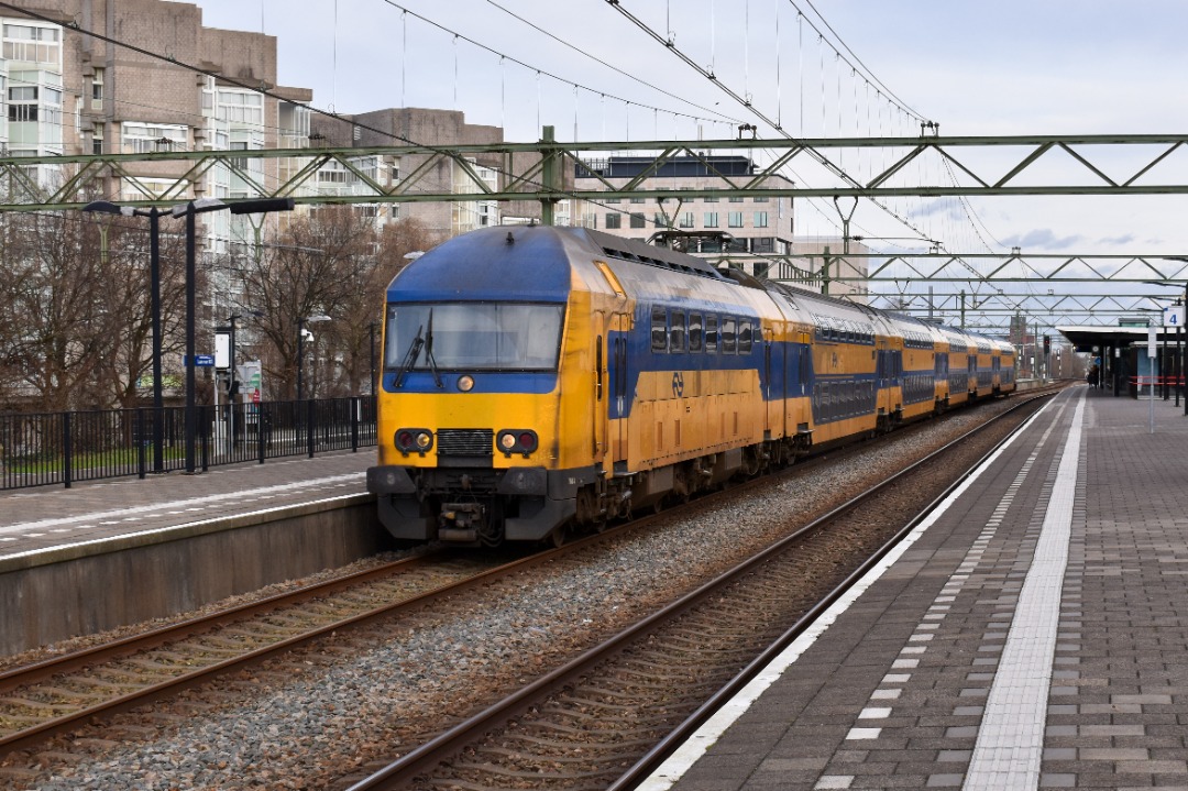 NL Rail on Train Siding: NS DDZ 7614 komt door station Den Haag Laan van NOI gereden als Intercity uit Groningen naar Den Haag Centraal. Enkele minuten na deze
foto...
