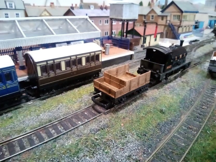 Larnswick UK on Train Siding: During this bout of Covid my wife is in the front of the house and I am in the rear shielding, so a chance to start detailing my
OO gauge...