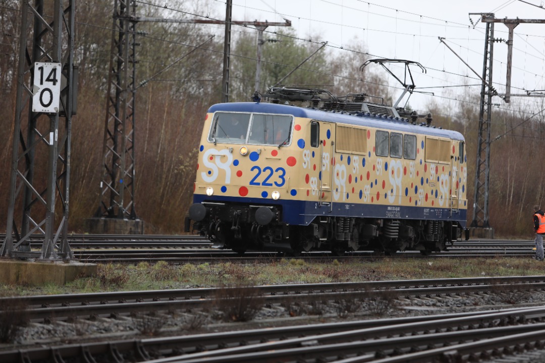 Christiaan Blokhorst on Train Siding: Igso partytrain at bad bentheim. The 111 223 leafs and the 9901 go's in front to take the partytrain to amsterdam.
